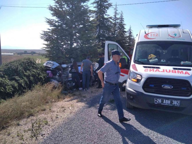 Yol Kenarındaki Ağaçlık Alana Dalan Otomobilin Sürücüsü Yaralandı