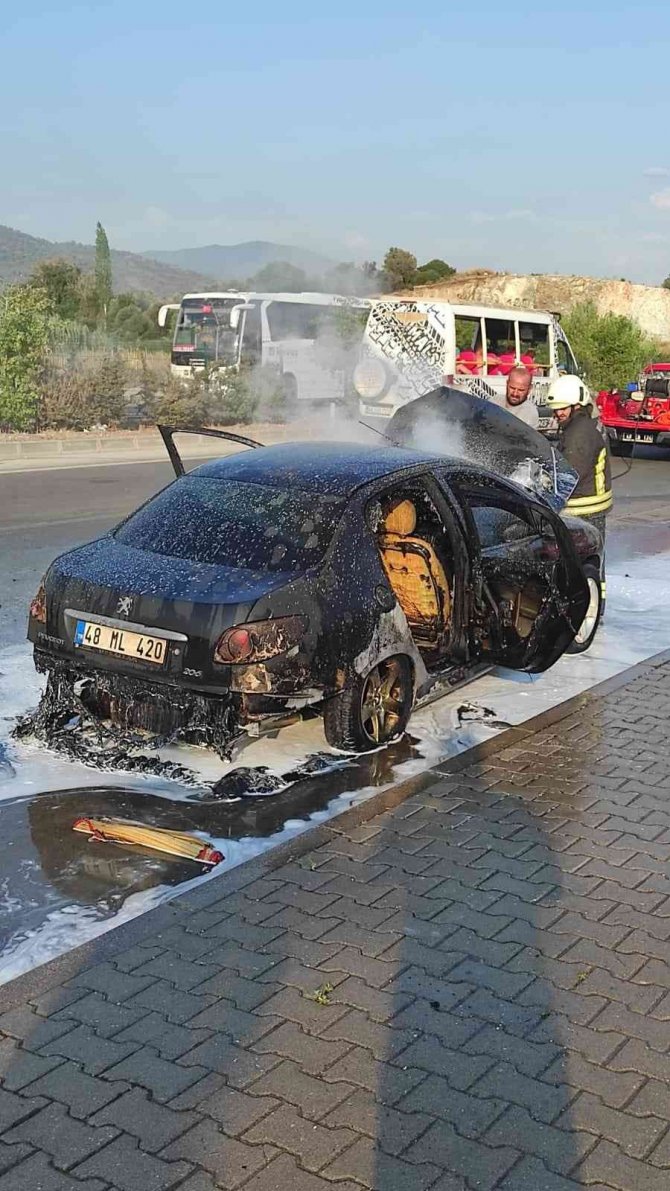 Fethiye’de Seyir Halindeki Otomobil Alev Alev Yandı