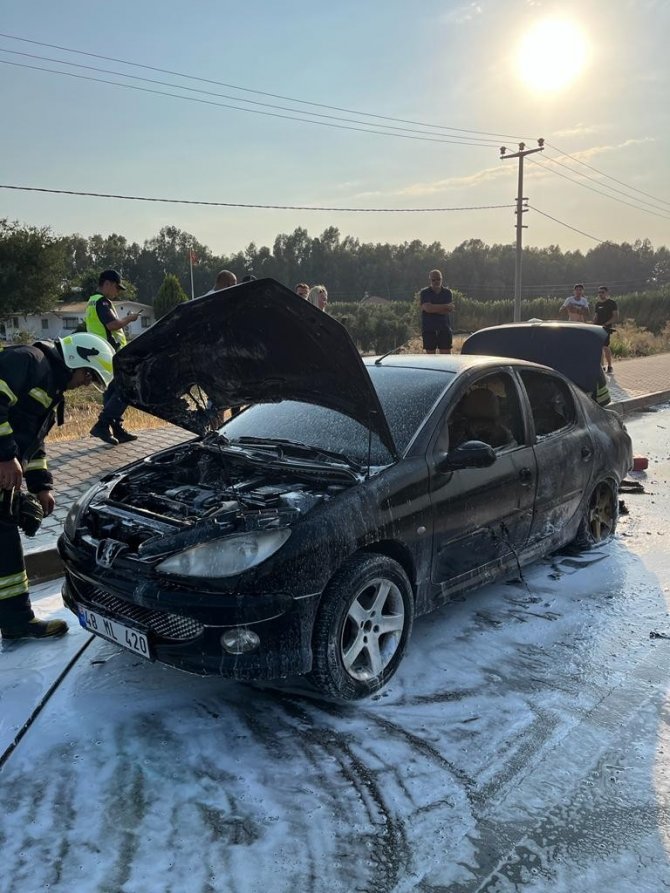 Fethiye’de Seyir Halindeki Otomobil Alev Alev Yandı