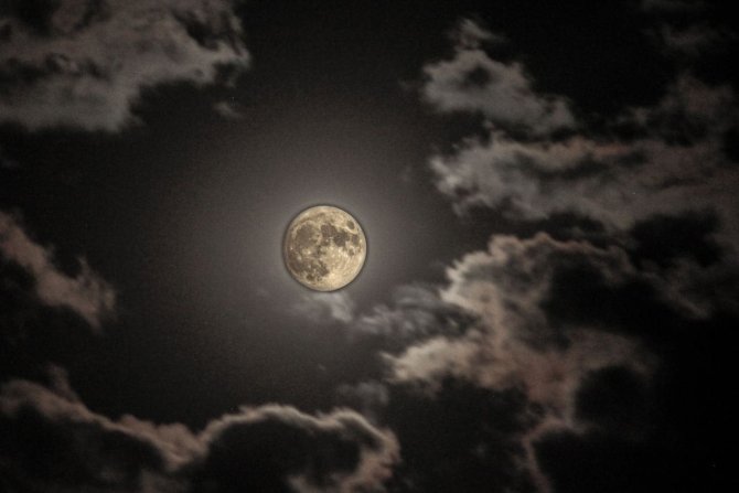 Nöbetten Çıkan Sağlık Çalışanı Dolunayın En Güzel Halini Görüntülemek İçin Fotoğraf Makinesine Koştu