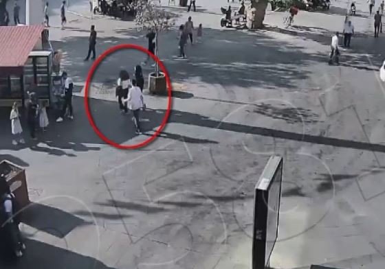 Önce Yanaştı, Sonra Cep Telefonlarını Çaldı