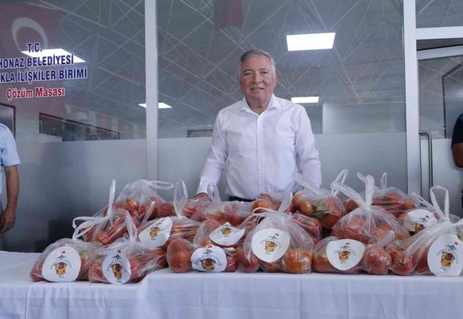 Honaz Belediyesi Kendi Yetiştirdiği Domatesleri Halka Ücretsiz Dağıttı