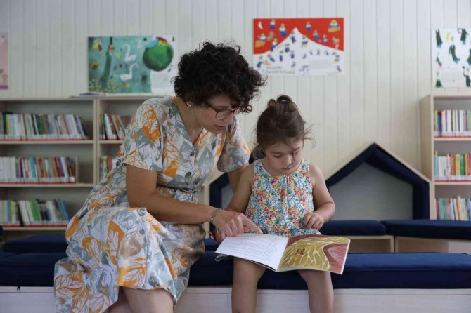 Kadıköy’de 4 Yaşındaki Kitapseverin Kütüphane Kartı Mutluluğu