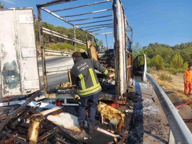 Seyir Halindeki Kamyonet Alev Topuna Döndü