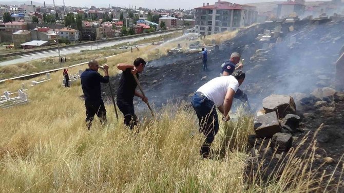 Kars’ta Mezarlıkta Yangın