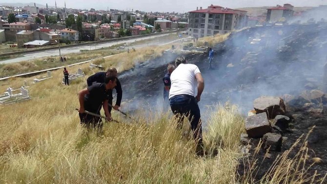 Kars’ta Mezarlıkta Yangın