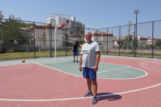 Kuşadası’nda Yeşil Alan Çalışmaları Sürüyor