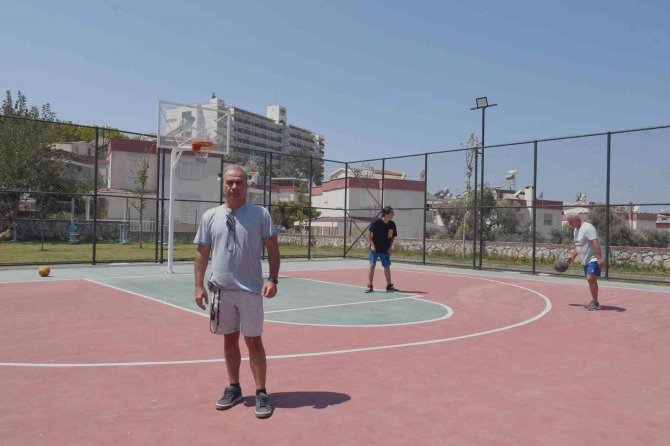 Kuşadası’nda Yeşil Alan Çalışmaları Sürüyor