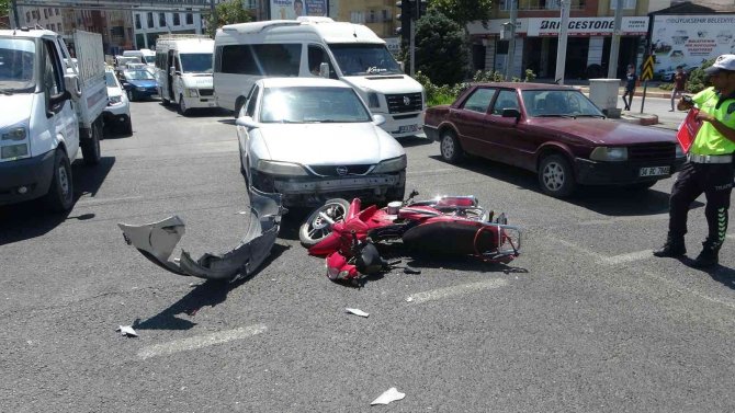 Otomobille Çarpışan Motosiklet Sürücüsü Yaralandı