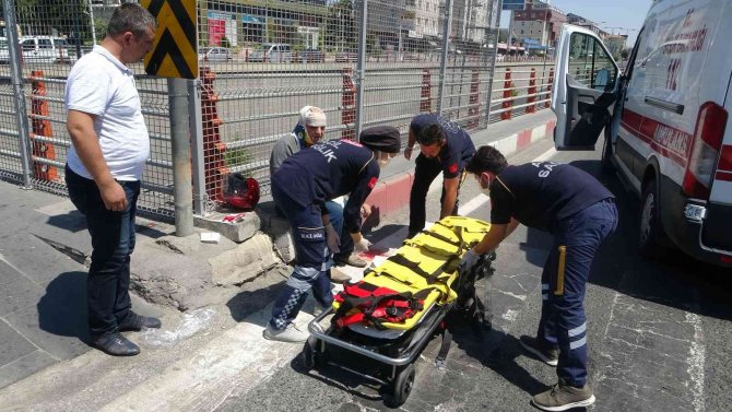Otomobille Çarpışan Motosiklet Sürücüsü Yaralandı