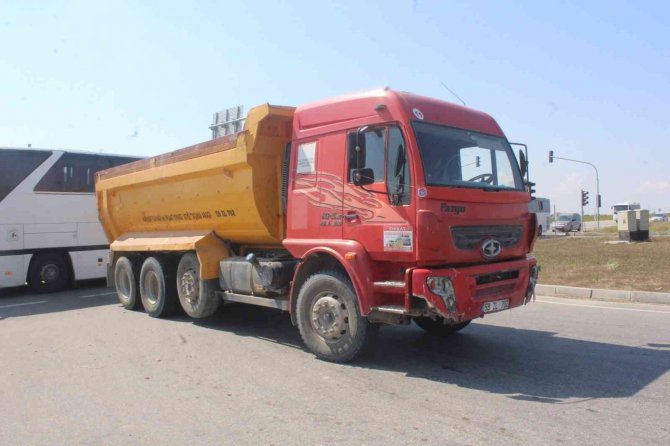 Kamyon İle Otomobil Çarpıştı: 2’si Ağır 6 Yaralı