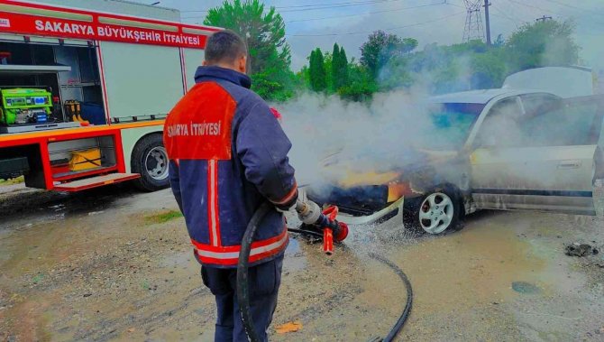 D-100’de Yanan Otomobile Böyle Müdahale Ettiler