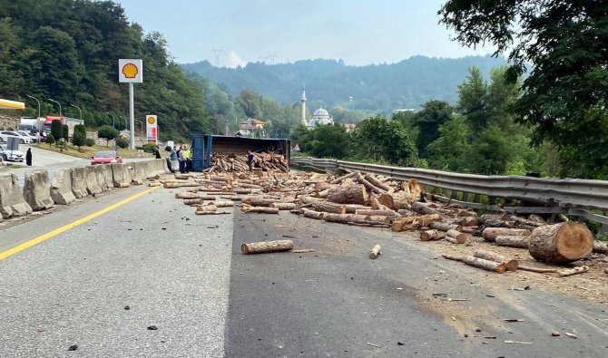 D-650’de Tomruk Yüklü Tır Devrildi, Trafik Durma Noktasına Geldi