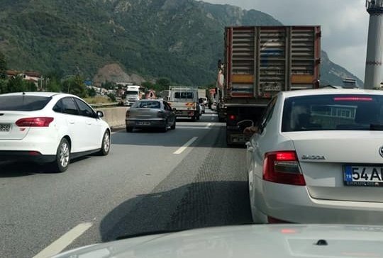 D-650’de Tomruk Yüklü Tır Devrildi, Trafik Durma Noktasına Geldi