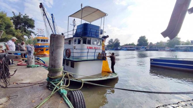 Sakarya’da Balıkçı Teknesi Batma Tehlikesi Geçirdi