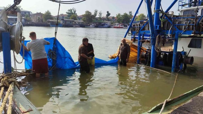 Sakarya’da Balıkçı Teknesi Batma Tehlikesi Geçirdi