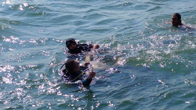 Karadeniz’de Dalgalara Kapılan Genç Dalgıç Polisler Tarafından Kurtarıldı