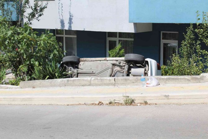 Otomobil Apartman Boşluğuna Düştü: 4 Yaralı