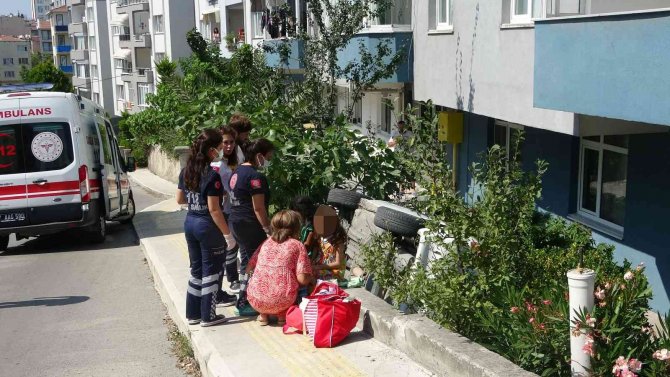 Otomobil Apartman Boşluğuna Düştü: 4 Yaralı