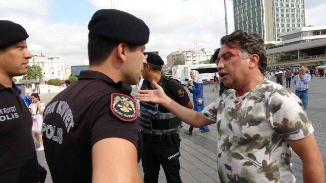 Taksim’de Seyyar Satıcılar Turisti Darp Etti