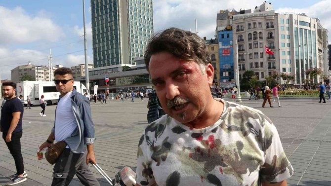 Taksim’de Seyyar Satıcılar Turisti Darp Etti