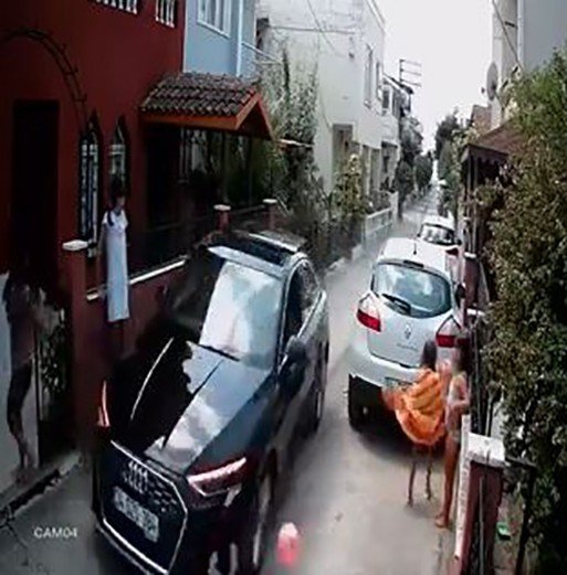 Daracık Sokakta Çocuklara Dehşeti Yaşattı: Saniye Farkıyla Ölümden Kurtuldular