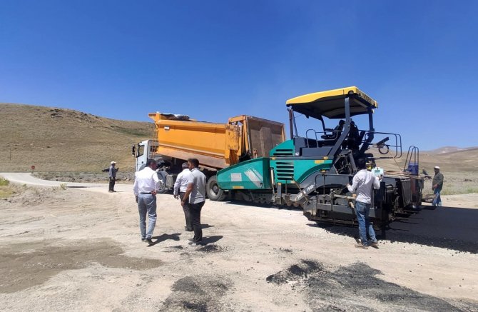 Muradiye’de Yol Asfaltlama Çalışması