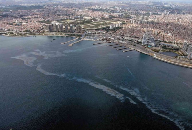 Zeytinburnu Sahilinde Mazot Kirliliği Havadan Görüntülendi