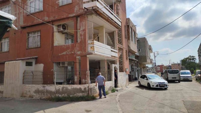 Yaşlı Kadın Ölü, Oğlu Bilekleri Kesilmiş Halde Bulundu