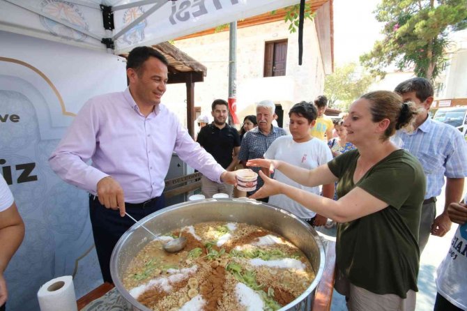 Kaş Belediyesinden Aşure İkramı