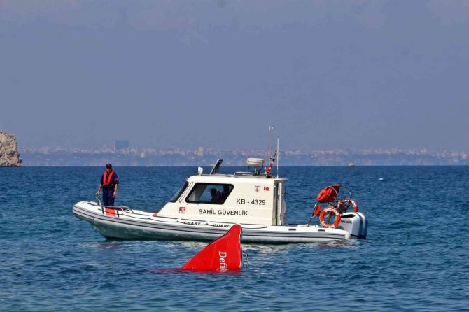 Tatilcilerin Batan Tekne Merakı, Cankurtaranı Canından Bezdirdi