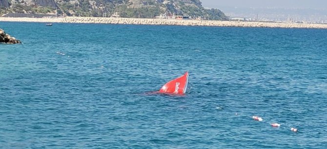 Antalya’da Su Alan Sürat Teknesi Battı