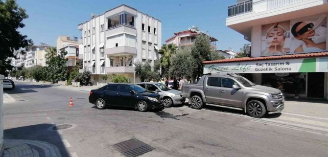 Kaza Yapan Otomobiller Park Halindeki Kamyonete Çarptı: 1 Yaralı