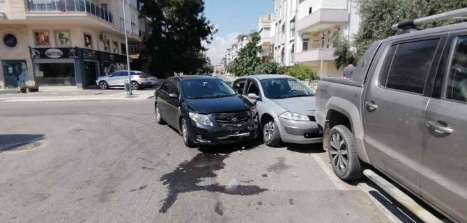Kaza Yapan Otomobiller Park Halindeki Kamyonete Çarptı: 1 Yaralı