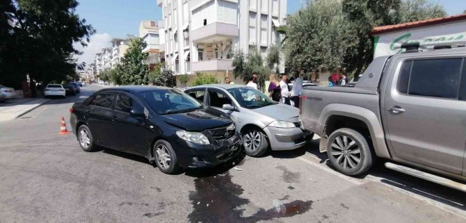 Kaza Yapan Otomobiller Park Halindeki Kamyonete Çarptı: 1 Yaralı
