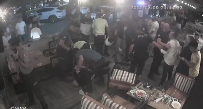Kafede Meydan Savaşı Gibi Kavga