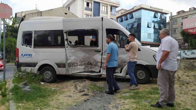 Bağcılar’da Panelvan Araç İle Servis Minibüsü Çarpıştı: 5 Yaralı