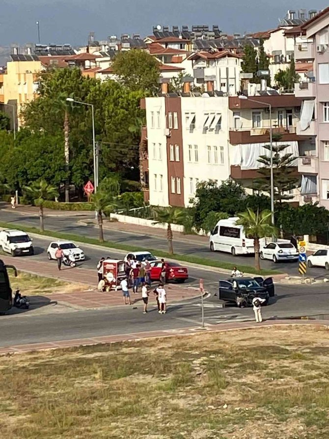 Manavgat’ta İki Otomobil Çarpıştı: 2 Yaralı