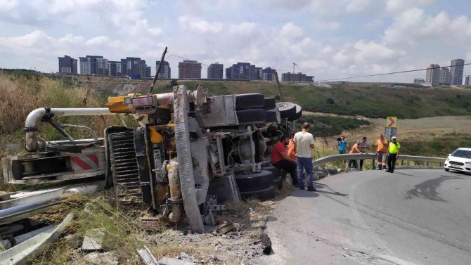 Başakşehir’de Virajı Alamayan Beton Mikseri Devrildi: 2 Yaralı