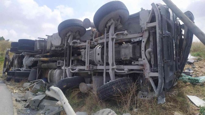 Başakşehir’de Virajı Alamayan Beton Mikseri Devrildi: 2 Yaralı