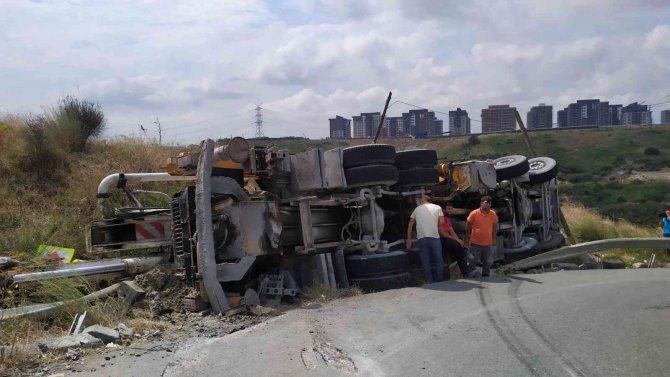 Başakşehir’de Virajı Alamayan Beton Mikseri Devrildi: 2 Yaralı