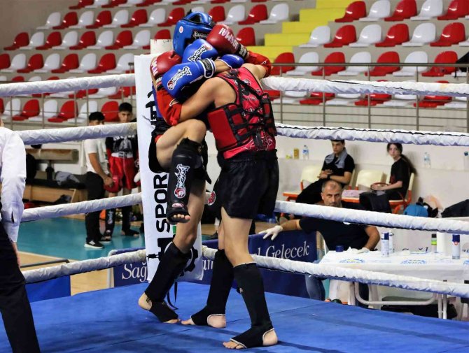 Gençler Kozlarını Ringde Paylaştı