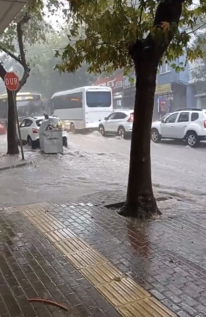 Bursa’da Sağanak Yağış Hayatı Felç Etti