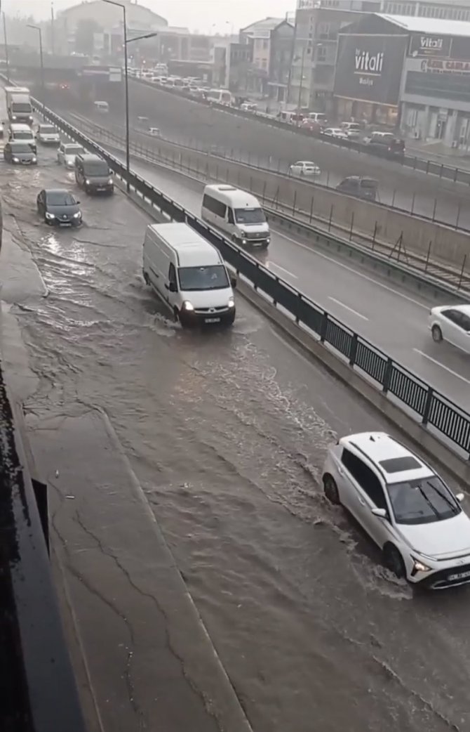 Bursa’da Sağanak Yağış Hayatı Felç Etti