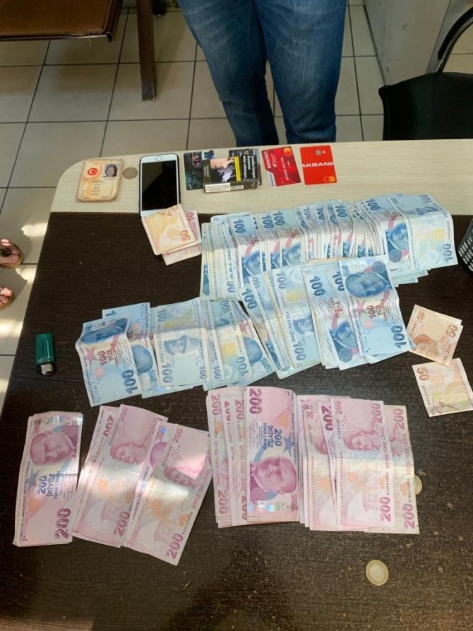 Temizlik Görevlisi Bulduğu Para Dolu Çantayı Sahibine Ulaştırdı