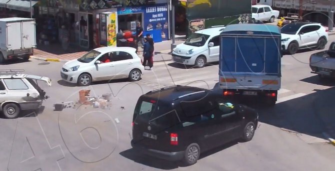 Yayaların Arasına Daldı, O Anlar Güvenlik Kameralarına Yansıdı