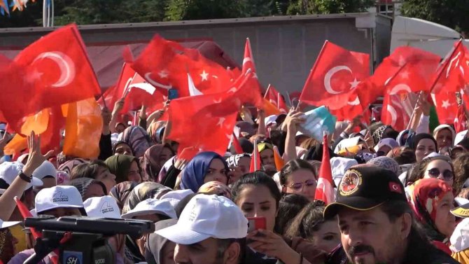 Cumhurbaşkanı Erdoğan İçin Vatandaşlar Meydanları Doldurdu