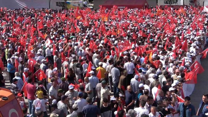 Cumhurbaşkanı Erdoğan İçin Vatandaşlar Meydanları Doldurdu