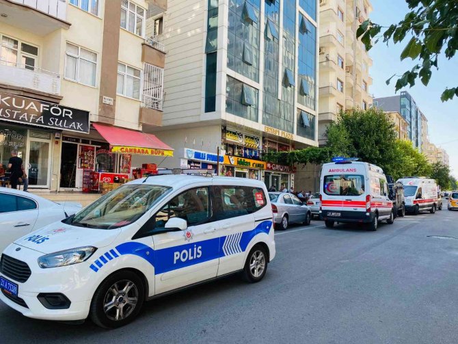 Silah Tutukluk Yapınca Dipçiğiyle Birbirini Vurdular: 2 Yaralı, 1 Gözaltı