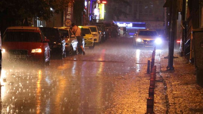 Edirne’de Sağanak Yağış Etkili Oluyor